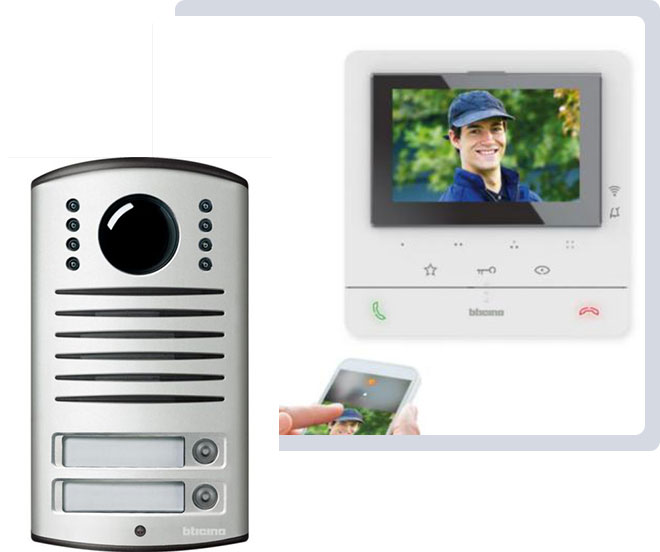 Système de vidéophonie avec accès à distance Système de vidéophonie avec unité extérieure, écran intérieur et intégration smartphone.